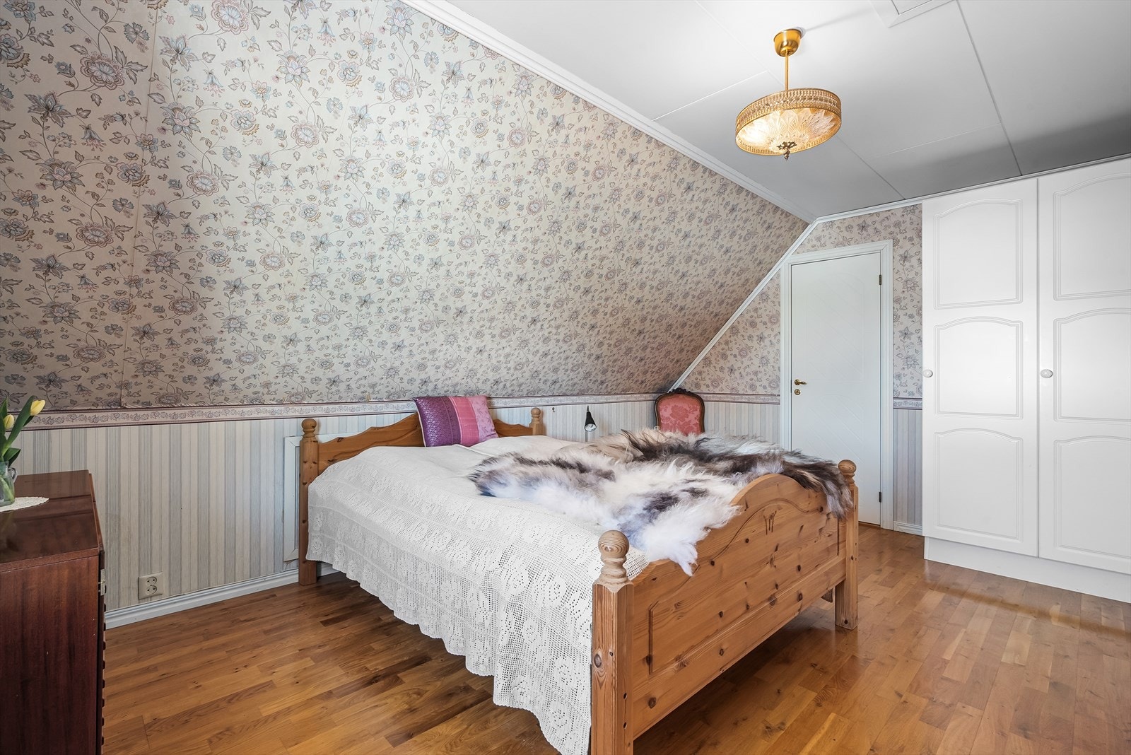 Hovedsoverommet har plass til dobbeltseng og tilhørende nattbord Galleribilde