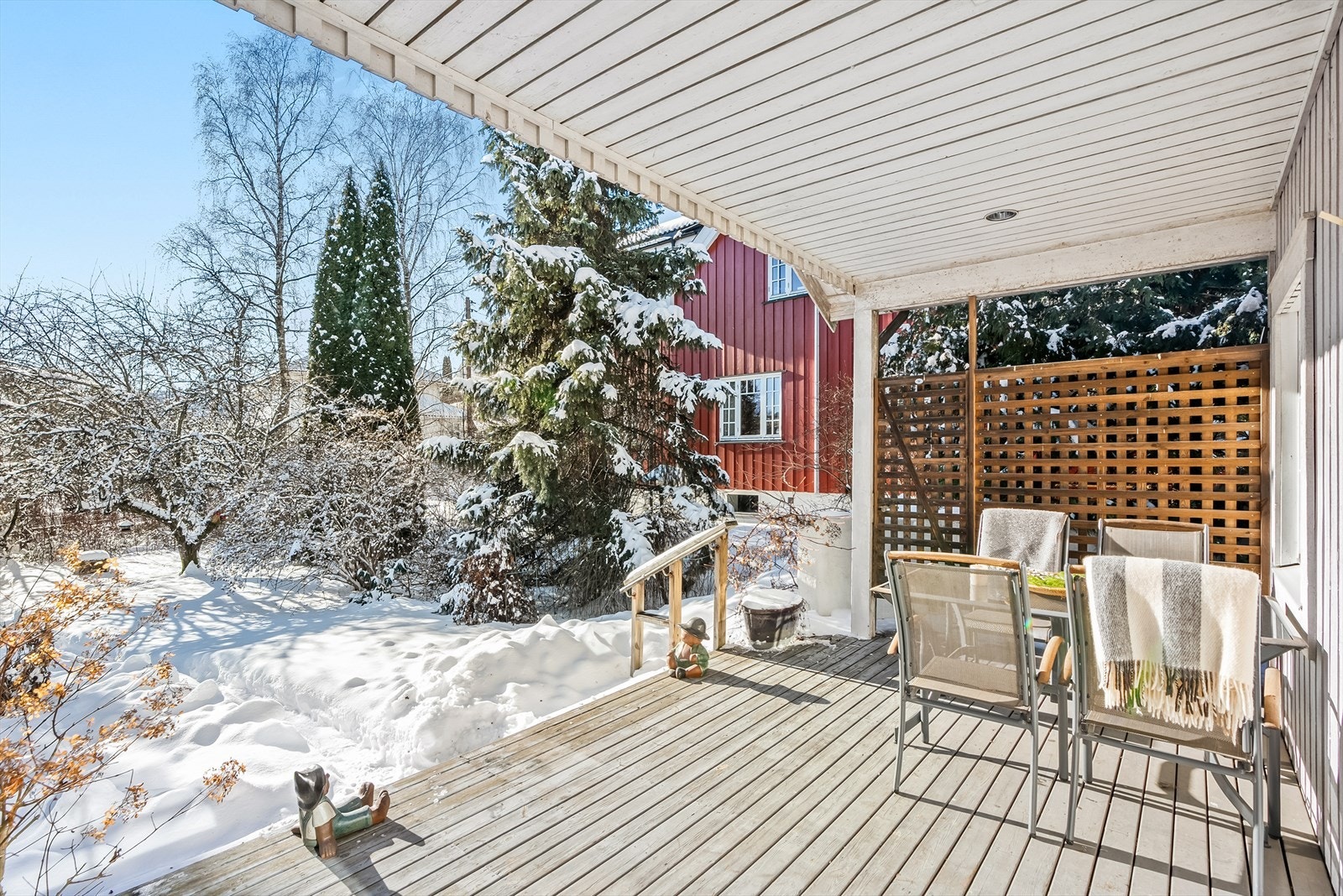 Fra stuen er det utgang til hagen og en stor, solrik terrasse ca. 48 kvm Galleribilde