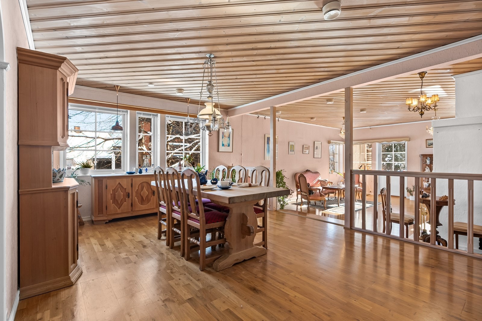 Fra kjøkkenet er det adkomst til boligens spisestue og stue som ligger i fin forlengelse av hverandre Galleribilde