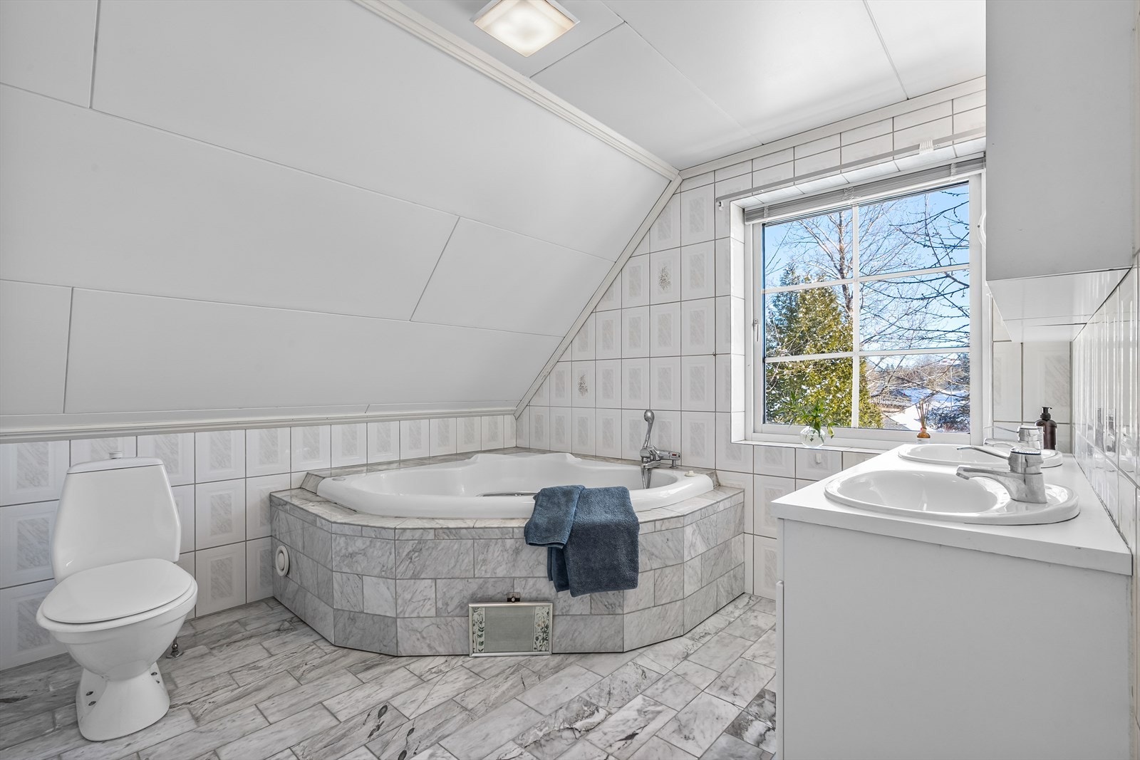 Det er installert elektriske varmekabler i gulvet for ekstra komfort Galleribilde