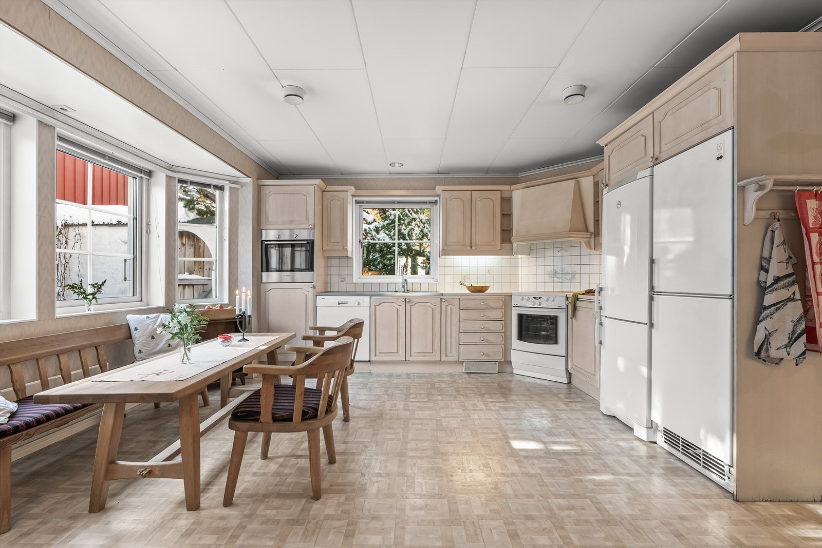 Det er naturlig plass til en hyggelig spiseplass ved vinduet som skaper en hyggelig atmosfære Galleribilde