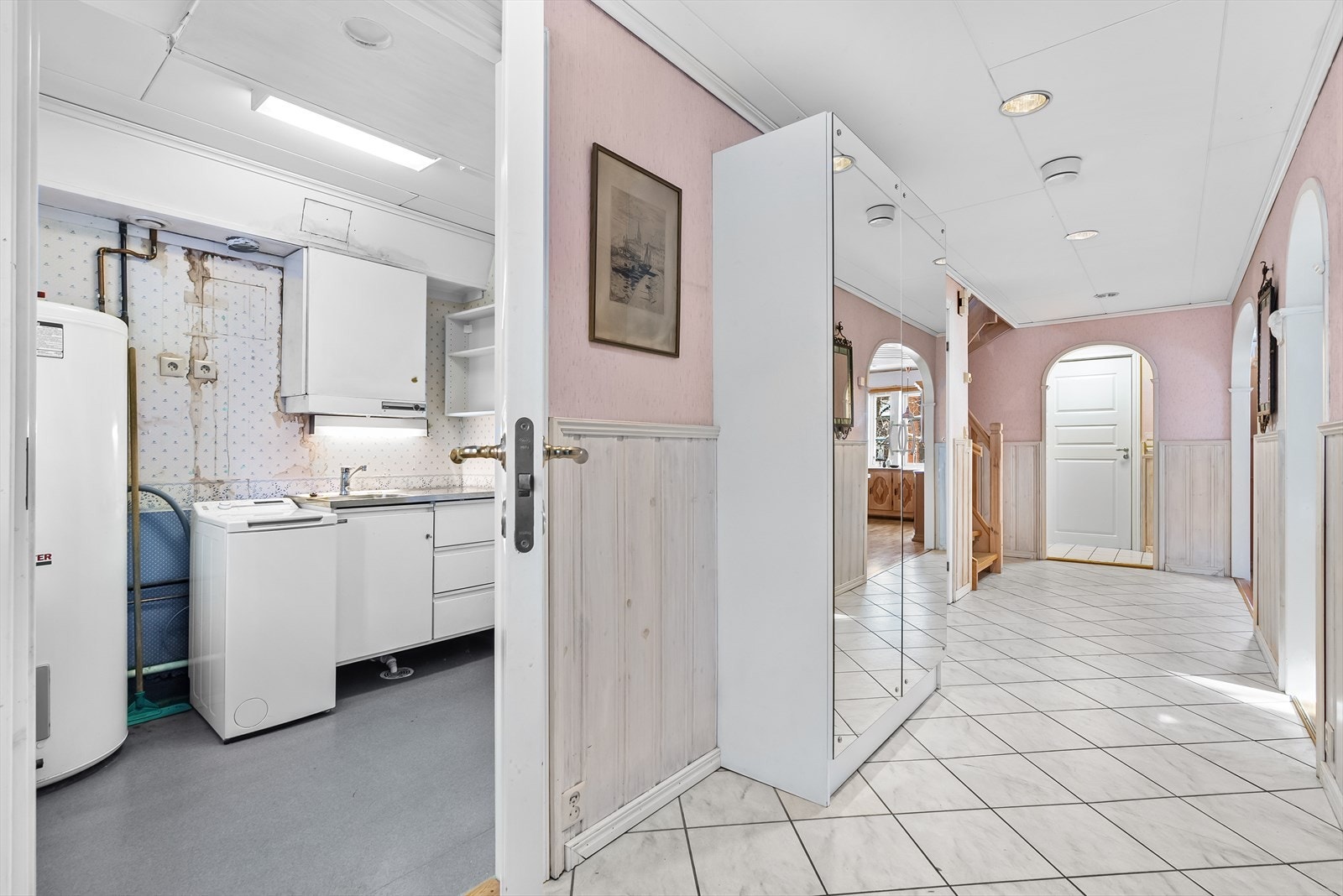 Det er flislagt gulv og direkte adkomst til vaskerom og flere bodrom Galleribilde