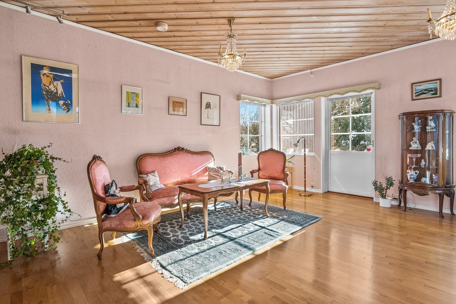 Stor stue i med gode lysforhold, samt hage- og terrasseutgang Galleribilde