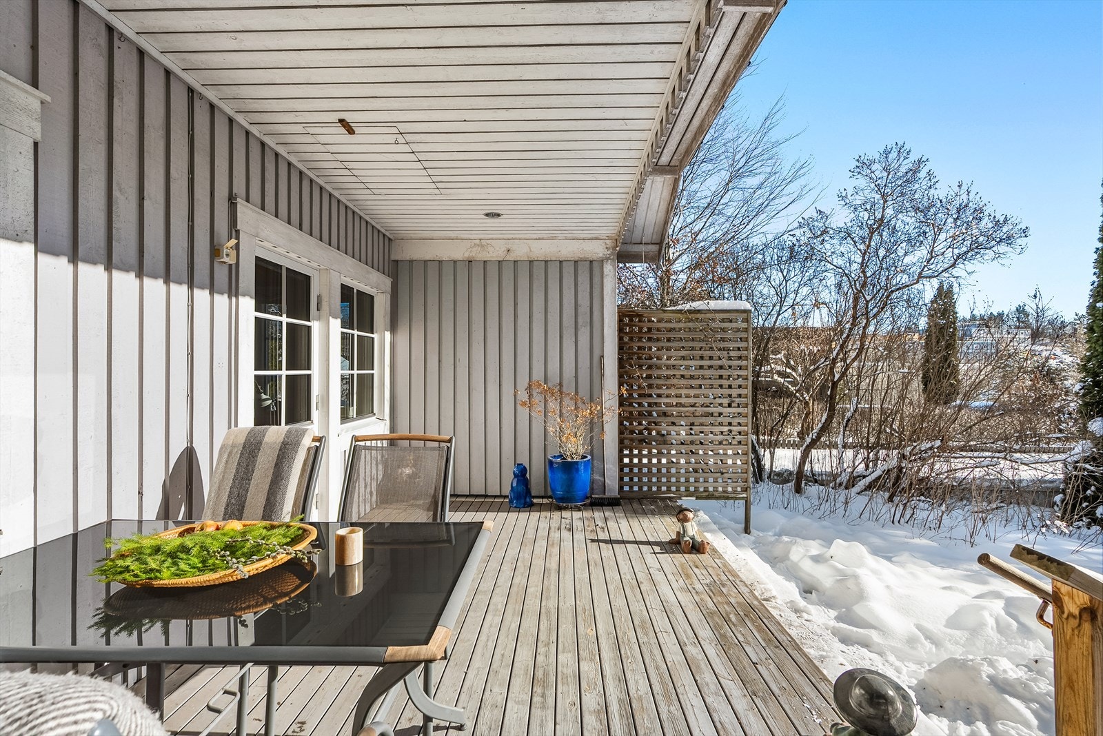 Terrassen har god plass til sittegruppe, grill og beplantning Galleribilde