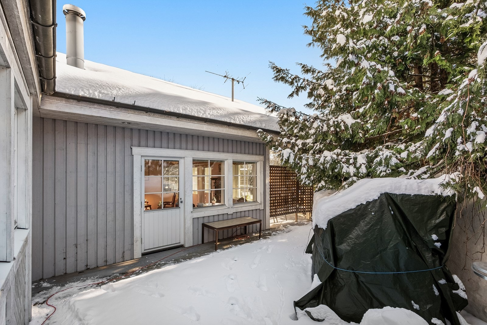 Terrassen er romslig og man kan lage flere flotte soner på uteplassen Galleribilde