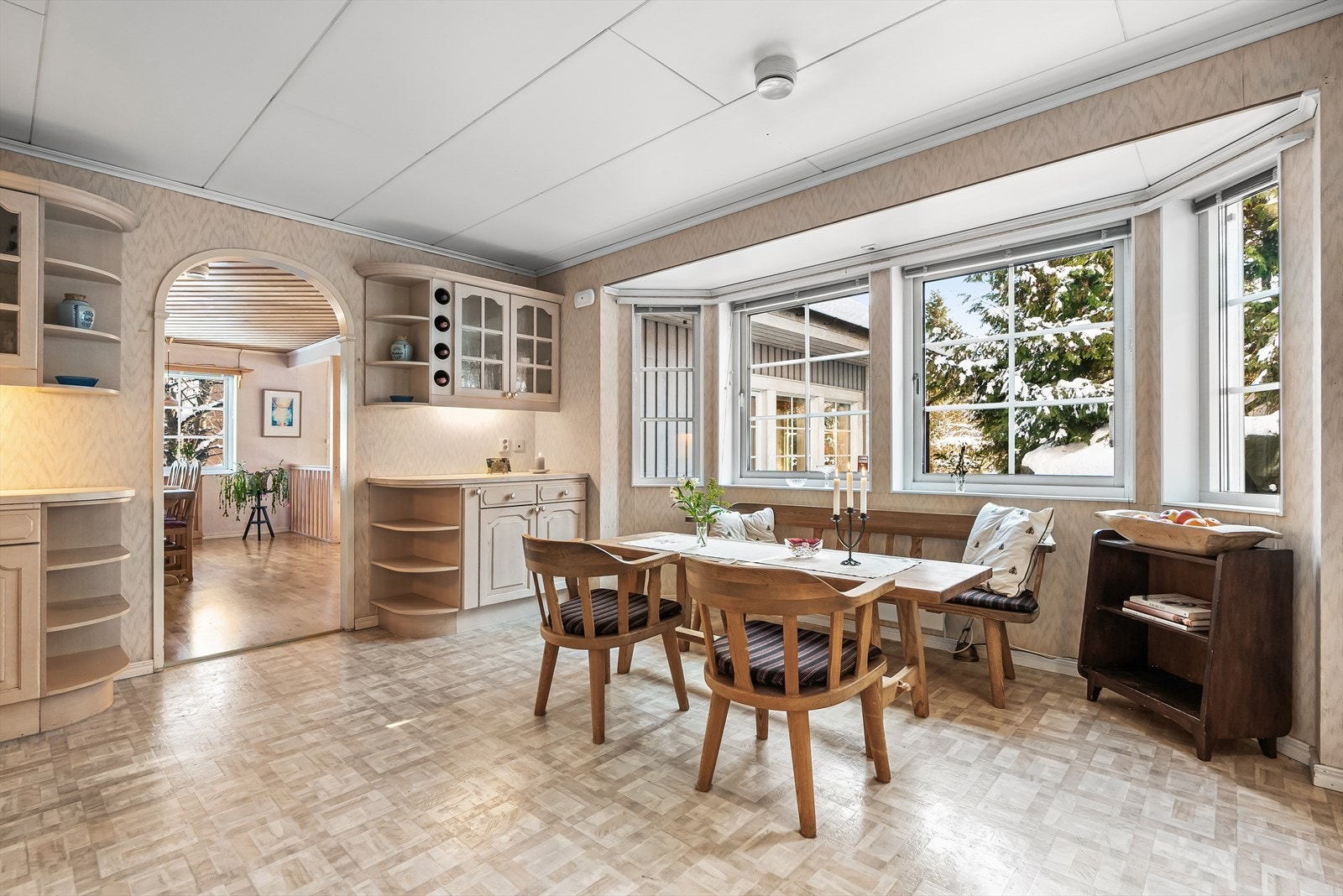 Kjøkkenet er lyst og romslig Galleribilde