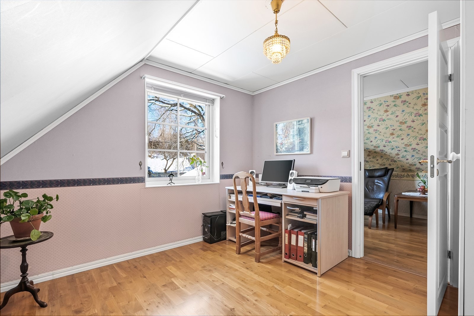 Boligen har to soverom i svært god størrelse. Rommet kan benyttes som soverom, hobbyrom eller barnerom Galleribilde