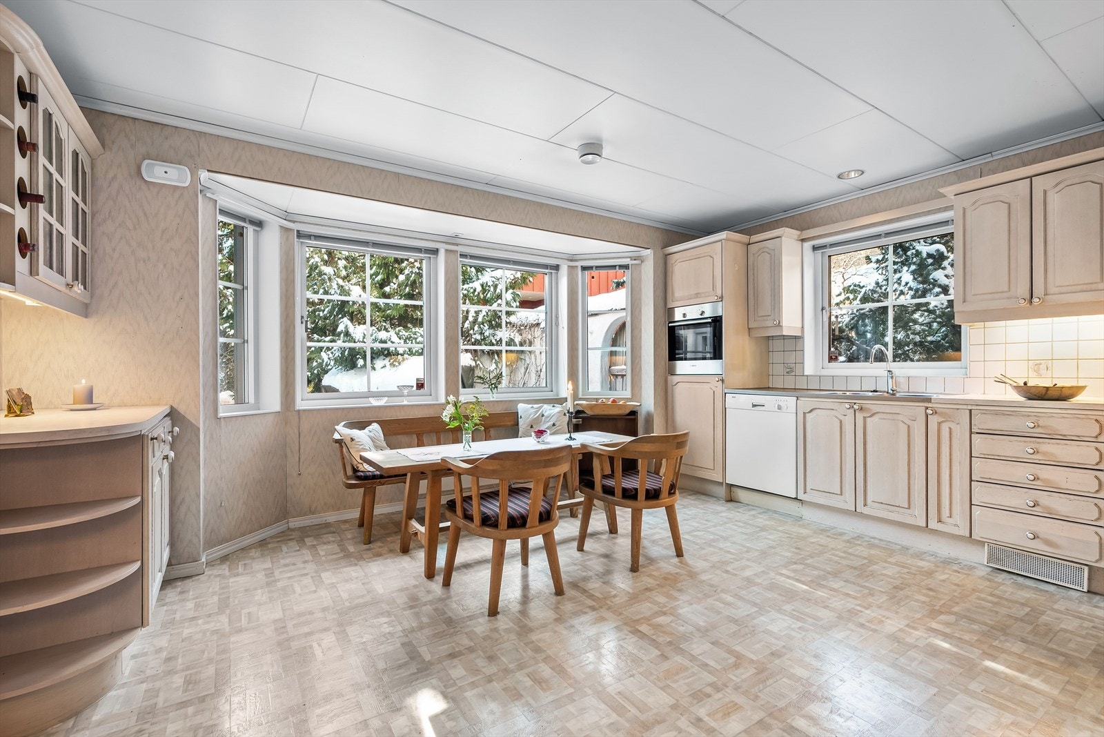 Rikelig med skap- og benkeplass gjør kjøkkenet praktisk i hverdagen. Det er hvitevarer, herunder kjøle-/fryseskap, oppvaskmaskin, komfyr og stekeovn Galleribilde