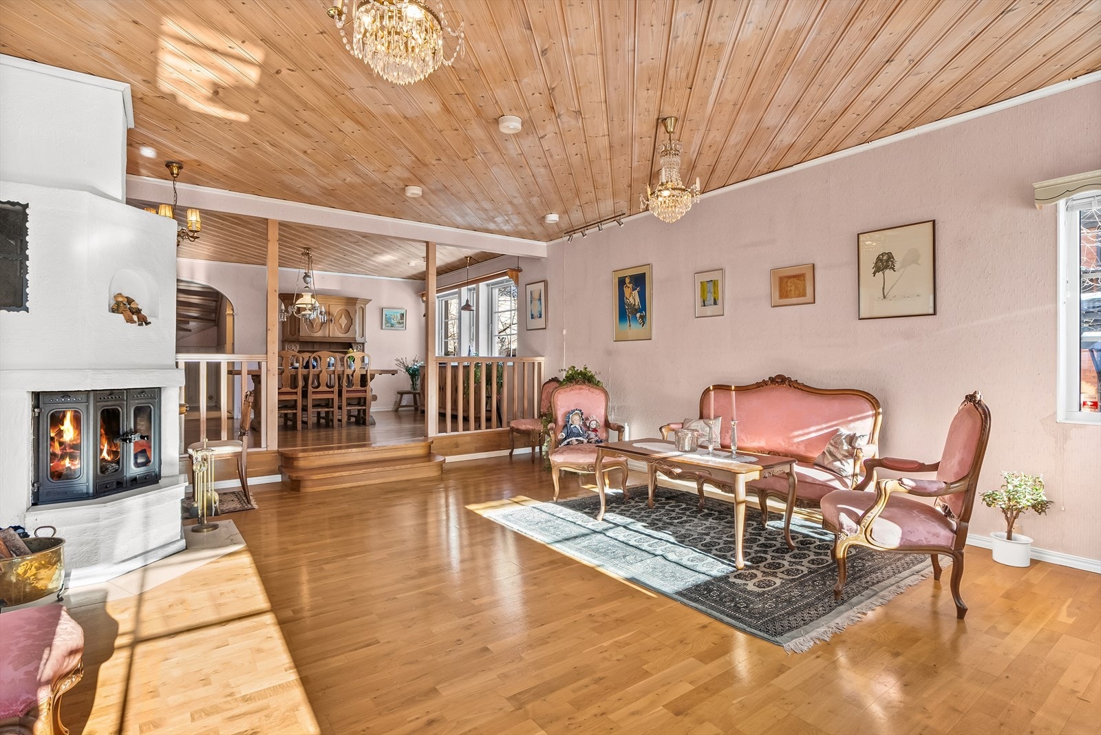 God plass til flere sittegrupper, lounge og stort spisebord - ideelt for både hverdagsliv og sosiale sammenkomster Galleribilde