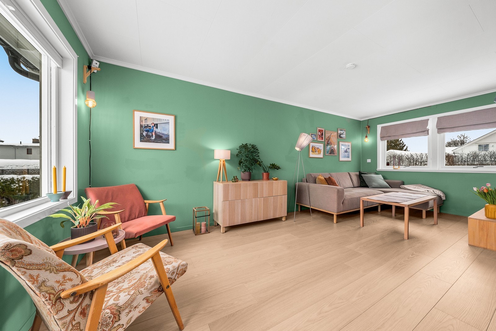 Store vindusflater gir rikelig med naturlig lys til oppholdsrommet. Galleribilde