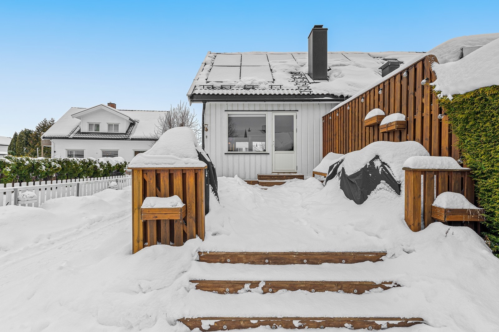 Eiendommen ligger i en rolig blindvei i det etablerte nabolaget Vollaparken. Galleribilde