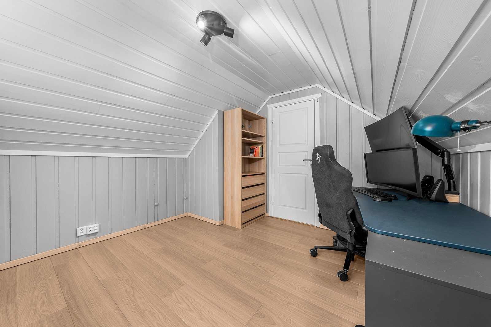 Her er det god plass til både arbeidsstasjon og oppbevaring. Galleribilde