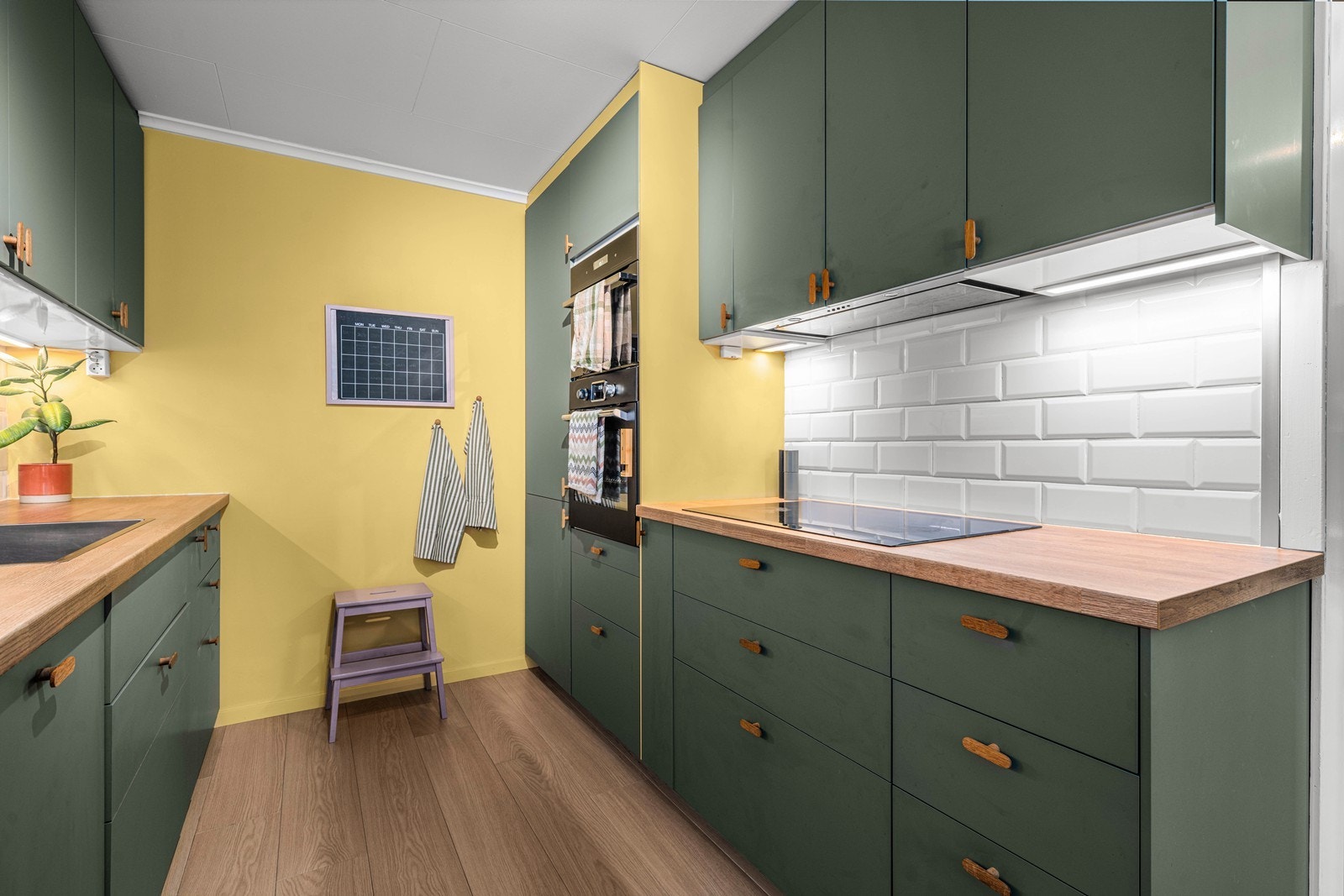 Kjøkkenet er utstyrt med integrert kjøl/frys, oppvaskmaskin, platetopp og stekeovn. Galleribilde