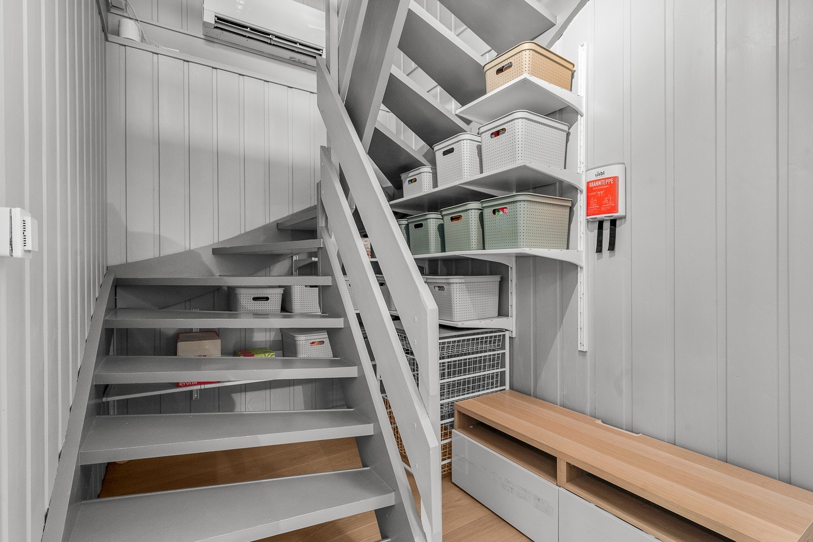 Trapperommet har praktiske oppbevaringsløsninger og en luft-til-luft varmepumpe fra 2015. Galleribilde