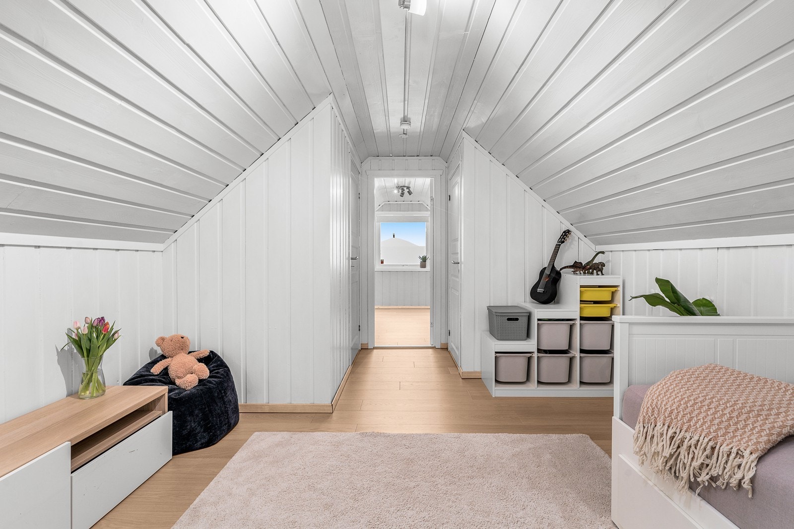 Åpen løsning mellom loftstue og det andre rommet på loftet. Galleribilde