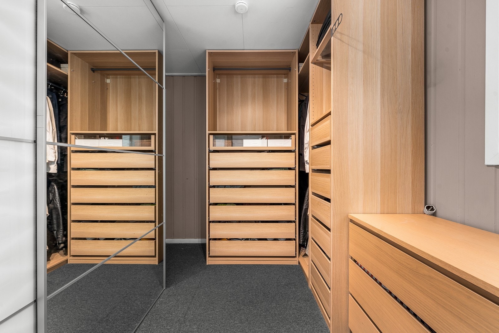 Rikelig med oppbevaringsplass i åpne garderobeløsninger og skuffer. Galleribilde