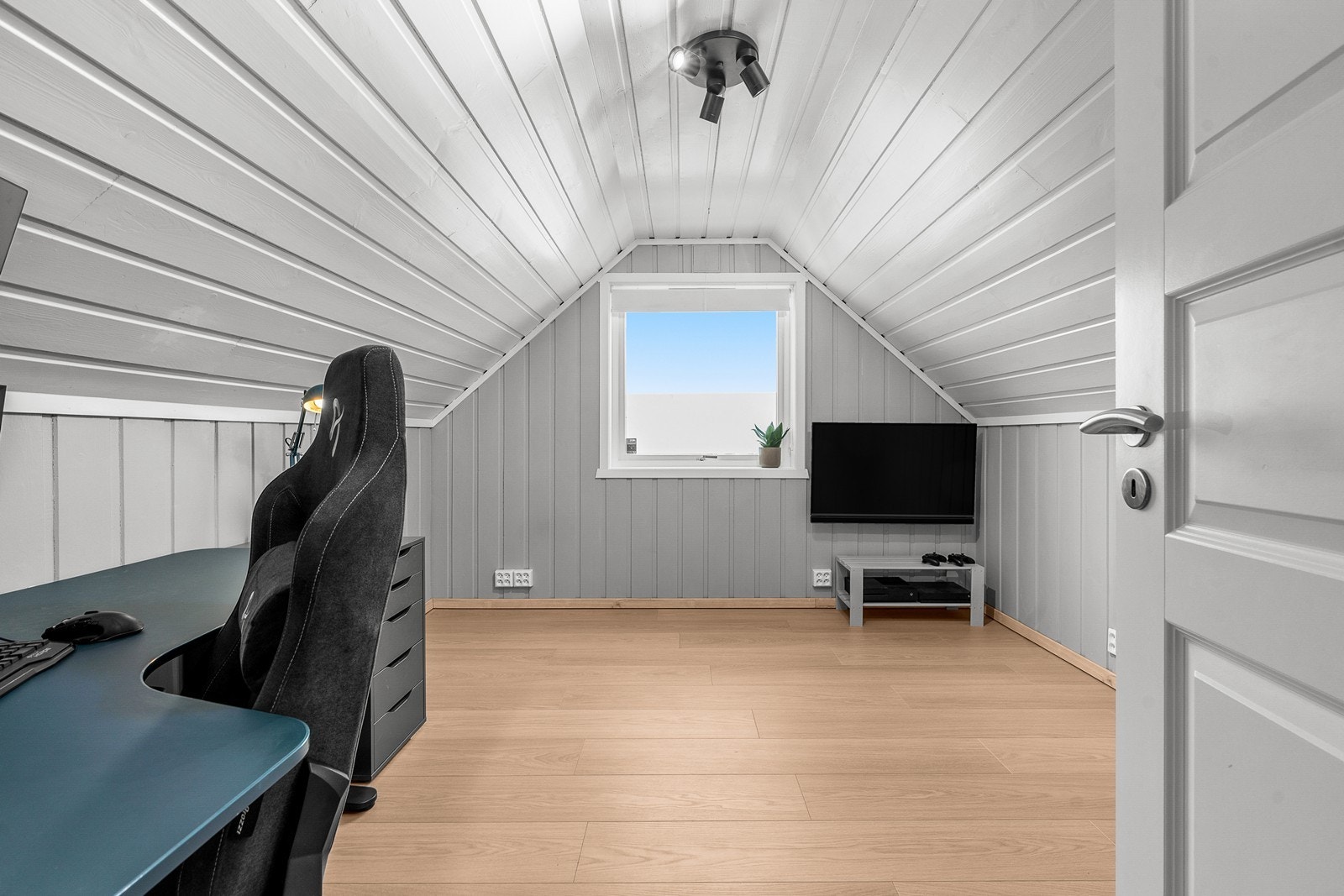 Det andre rommet på loftet er ideelt som kontor eller et ekstra soverom. Galleribilde