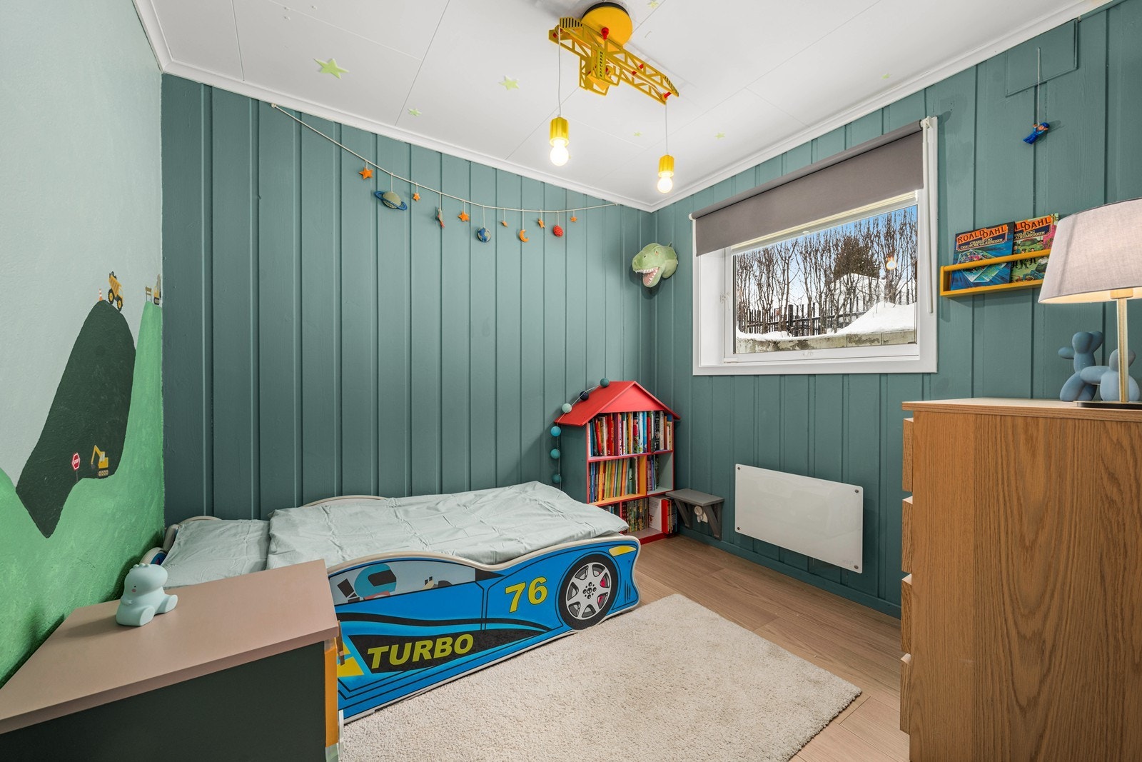 Ett av boligens totalt fire soverom, med plass til seng og møblement. Galleribilde