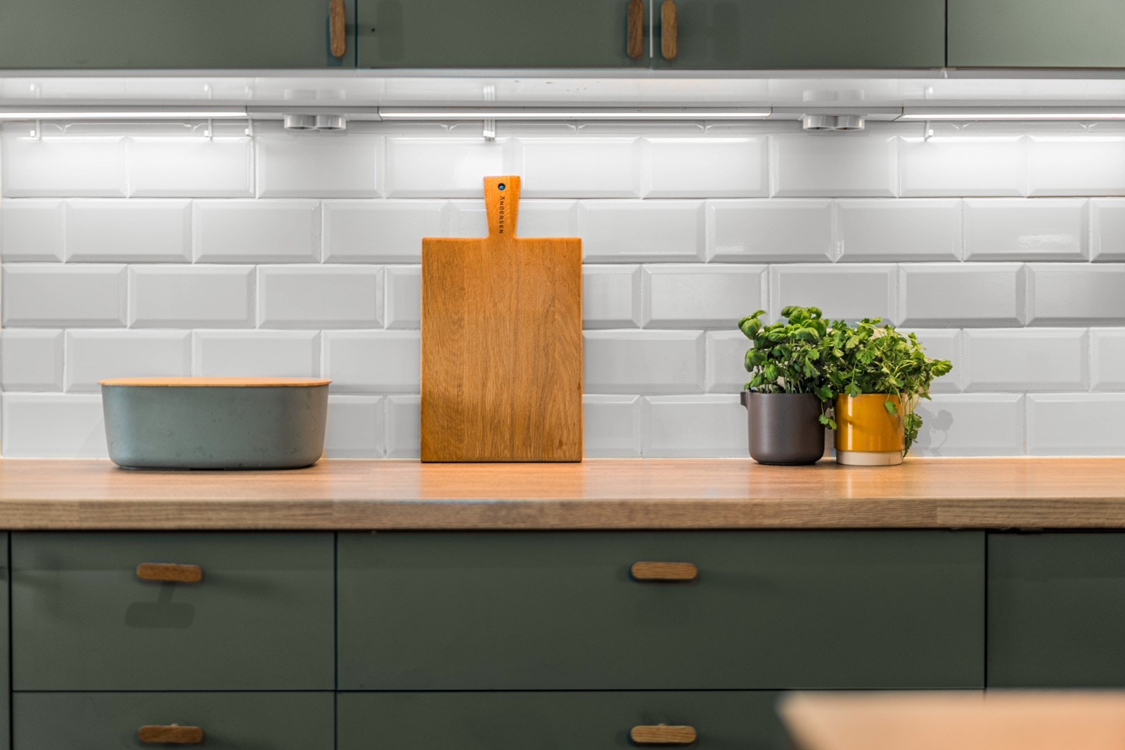 Benkeplaten i laminat og de klassiske flisene skaper en fin kontrast. Galleribilde