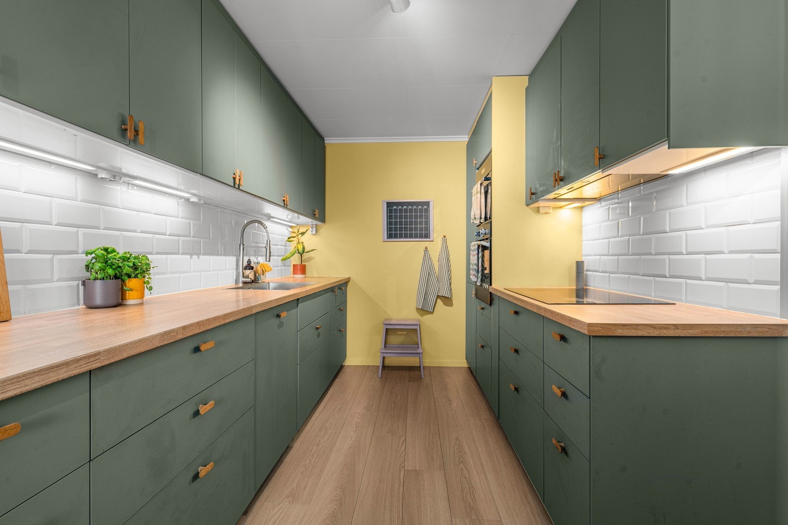 Moderne kjøkkeninnredning med glatte fronter som ble oppgradert i 2022. Galleribilde