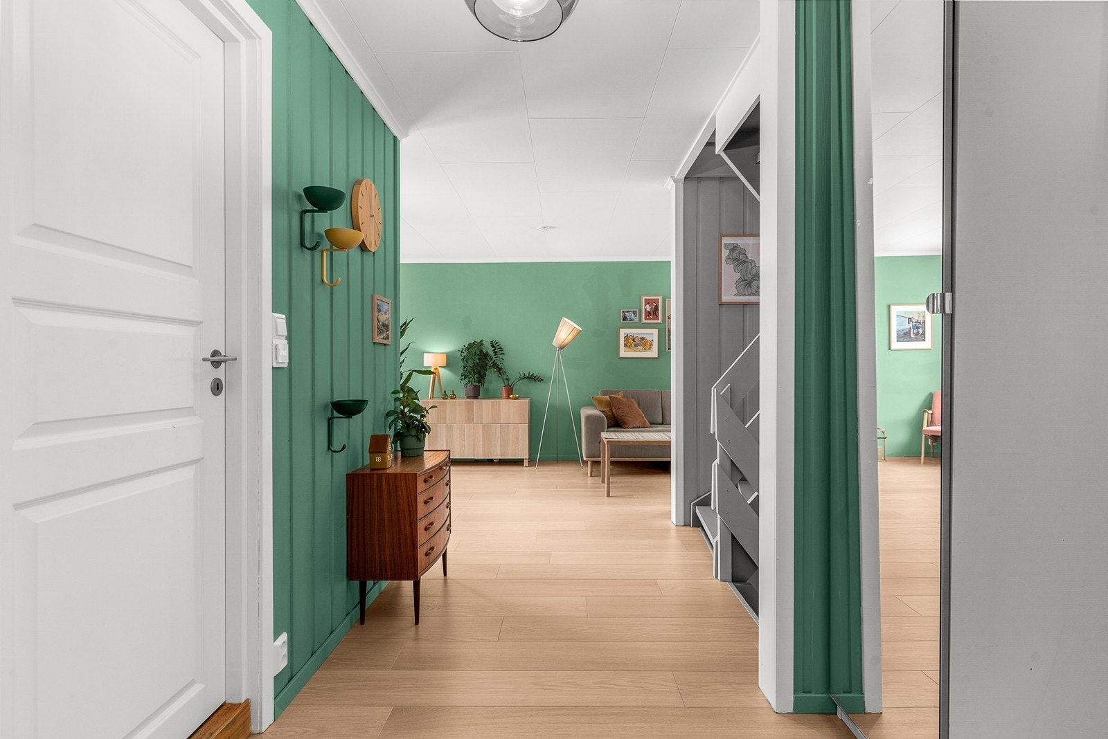 Fra gangen er det tilgang til alle rom i etasjen, og trappeadkomst til de øvrige planene. Galleribilde