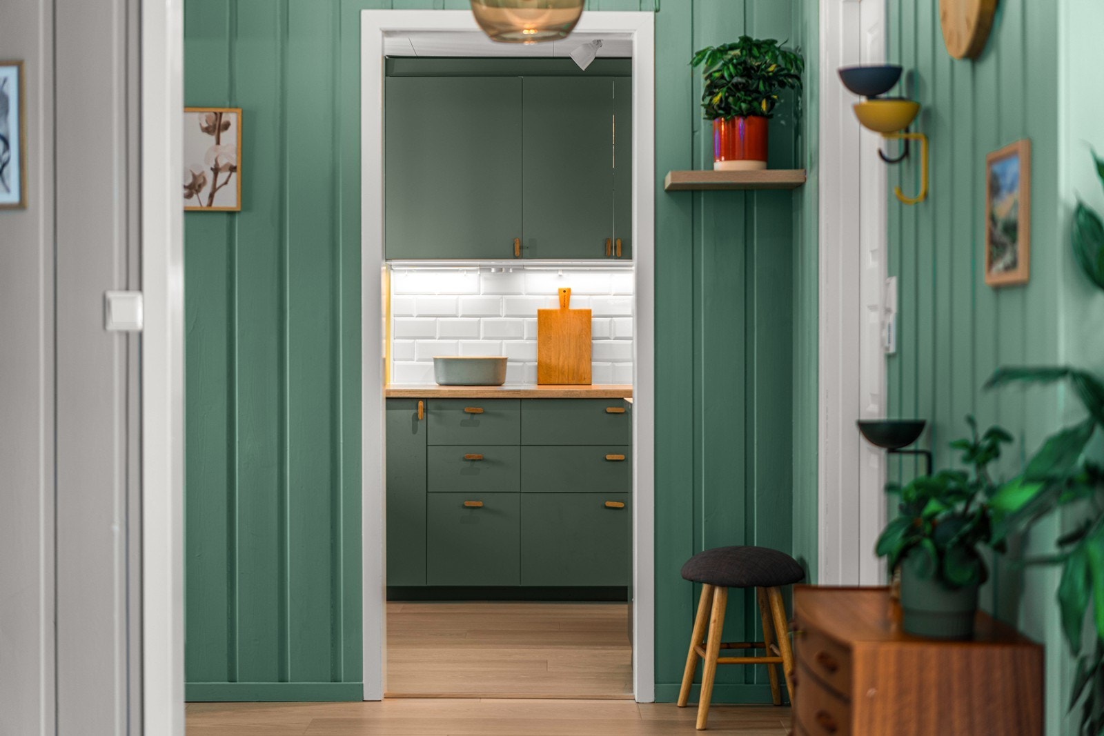 Fra gangen ser man inn mot det moderne og romslige kjøkkenet. Galleribilde