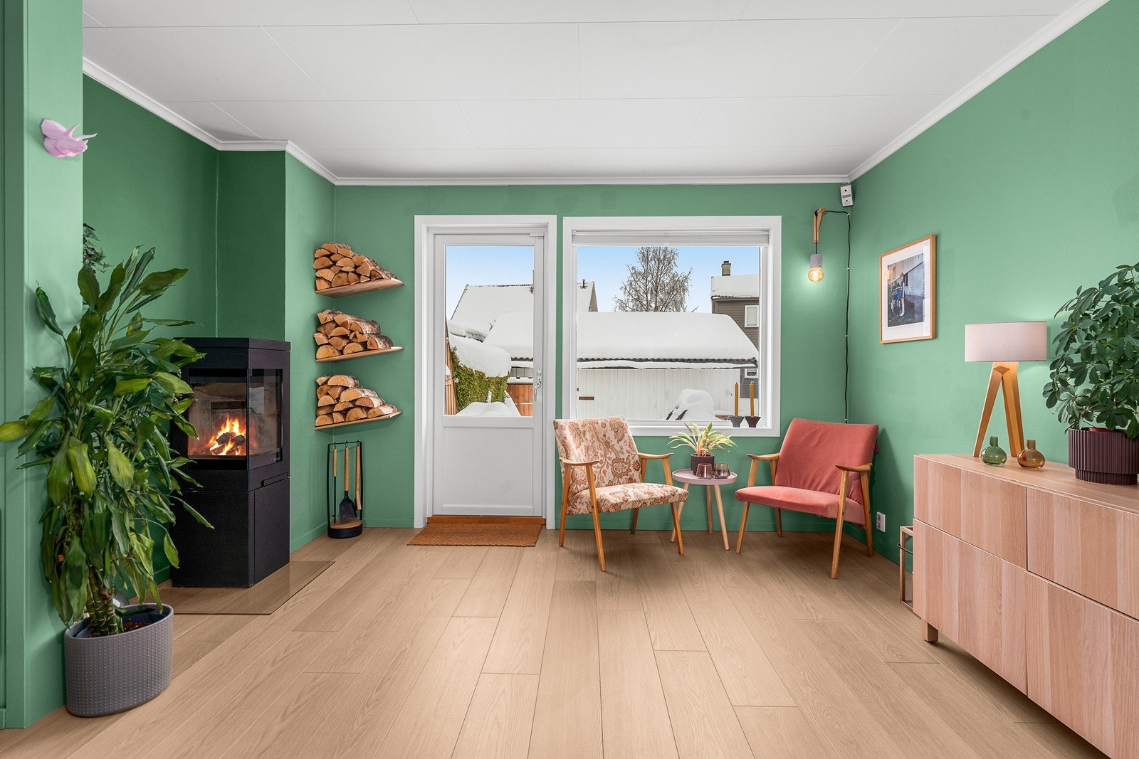 En moderne vedovn, installert de siste 5 årene, gir god varme og atmosfære. Galleribilde