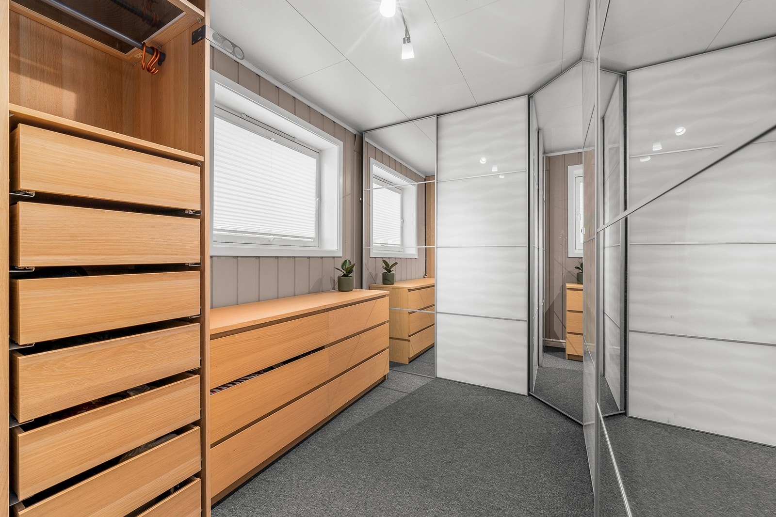 Det tredje soverommet i etasjen er i dag innredet som et romslig walk-in-closet. Galleribilde