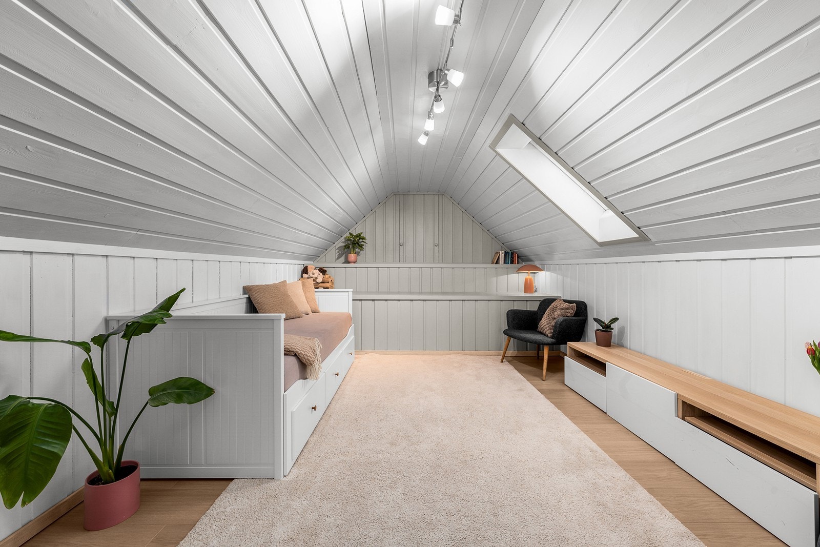 Loftstuen er et koselig og allsidig rom, perfekt som en ekstra TV-stue eller lekerom. Galleribilde