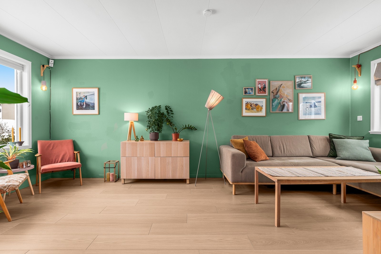 Stuen har god plass til en romslig sofagruppe og annet møblement. Galleribilde