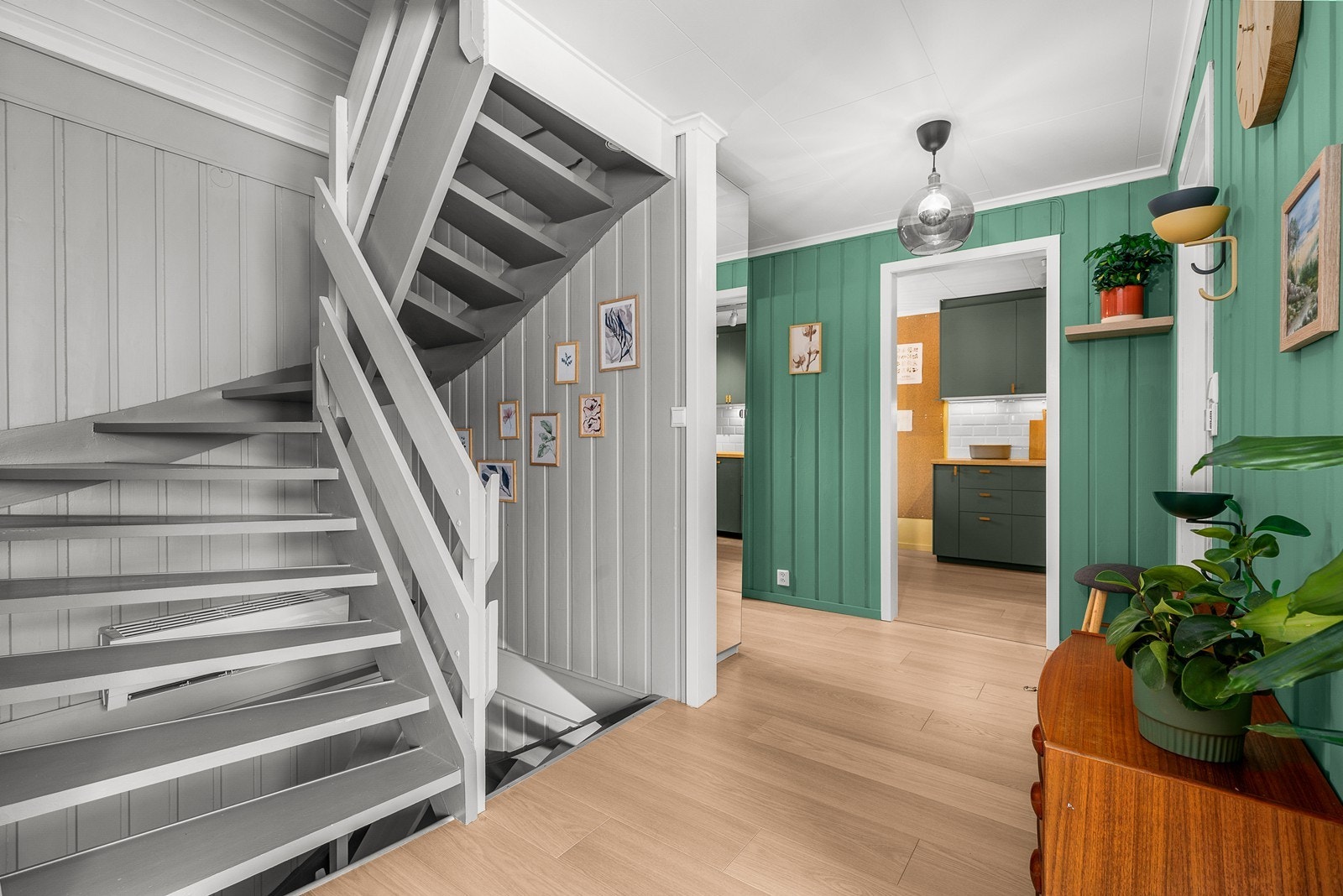 Den malte tretrappen binder boligens tre plan sammen på en elegant måte. Galleribilde