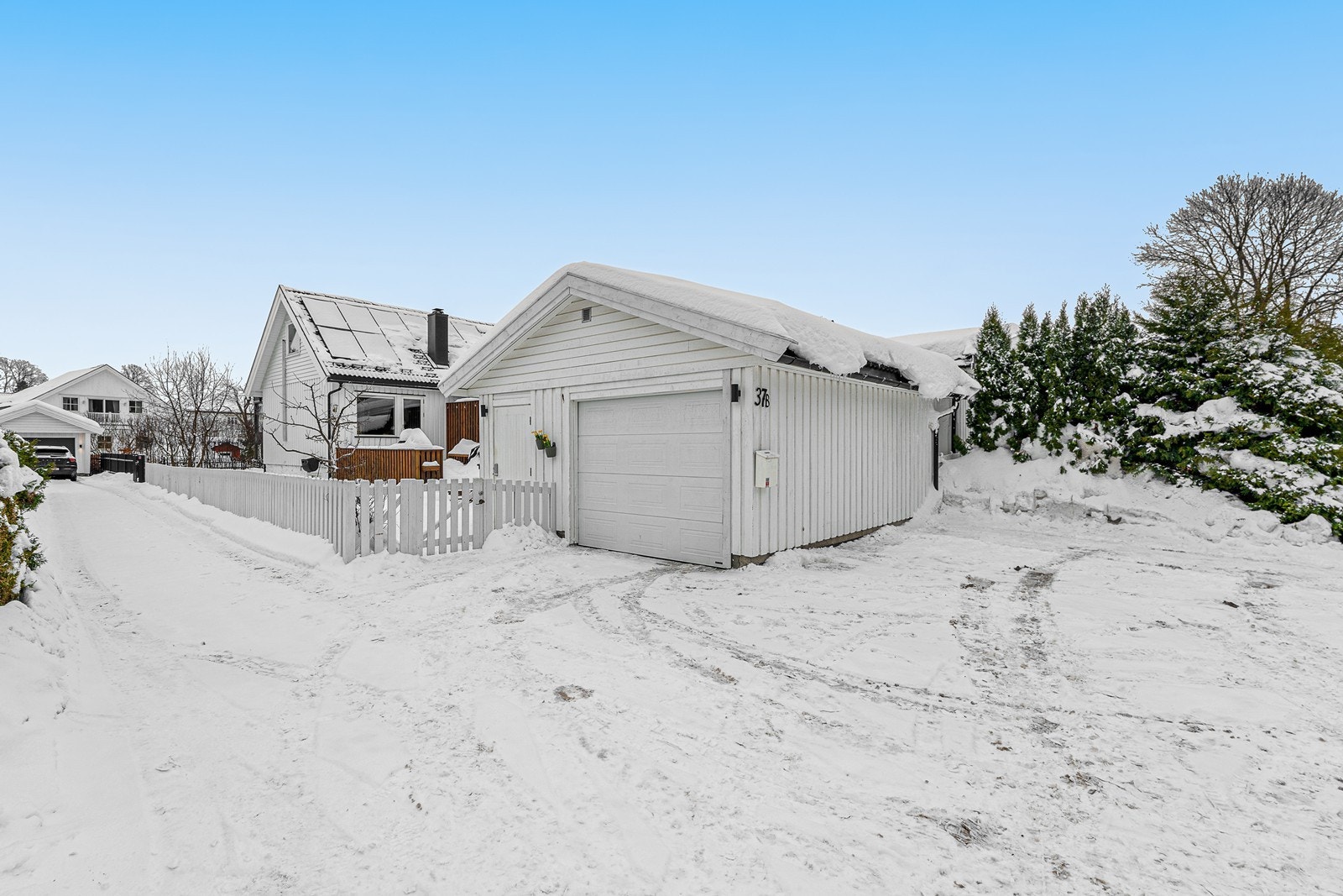 Fasade - 1,5 garasje med oppstillingsplass ved siden av. Ellers er tomten inngjerdet Galleribilde