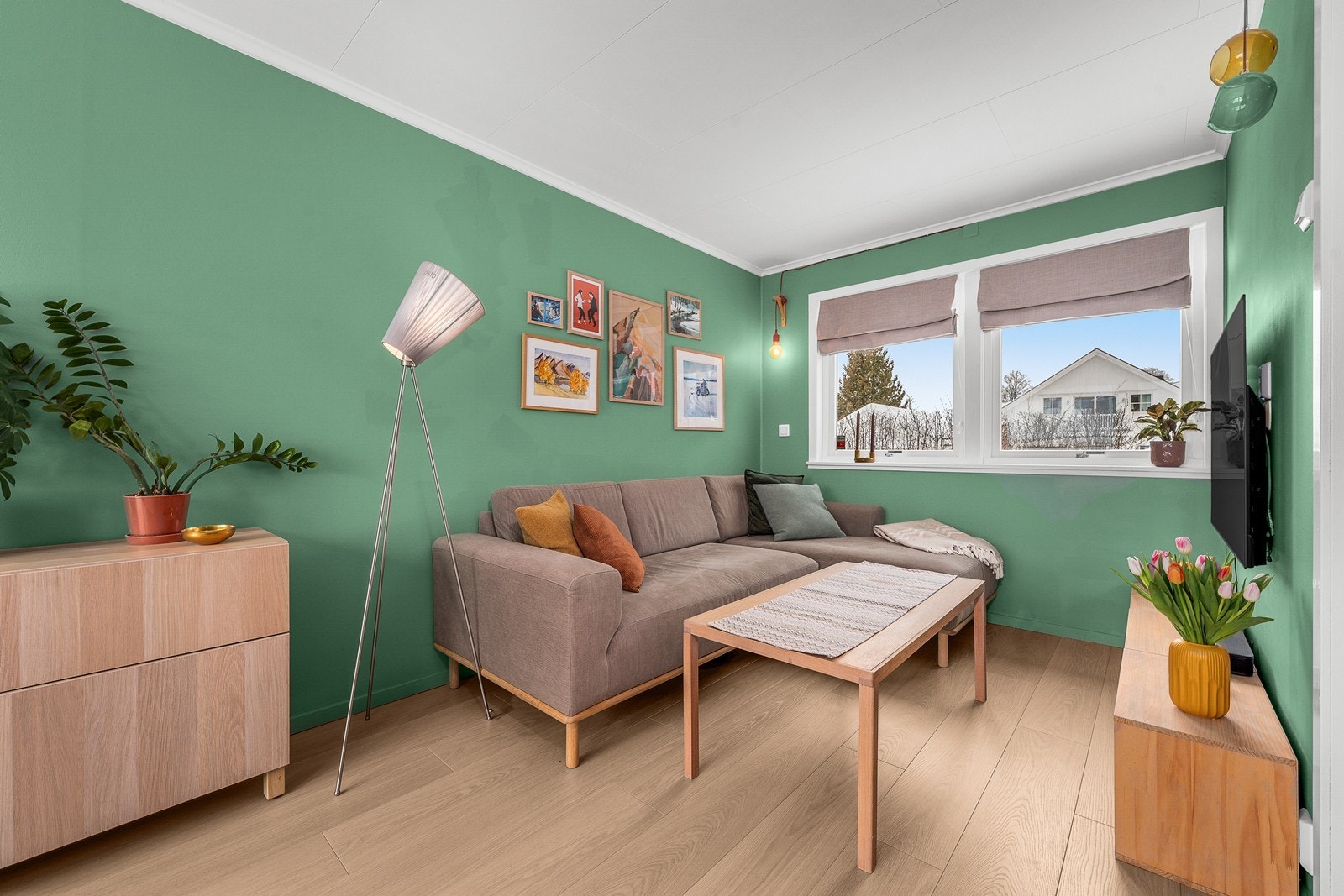 Rommet har laminatgulv og vegger med malte plater og trepanel. Galleribilde