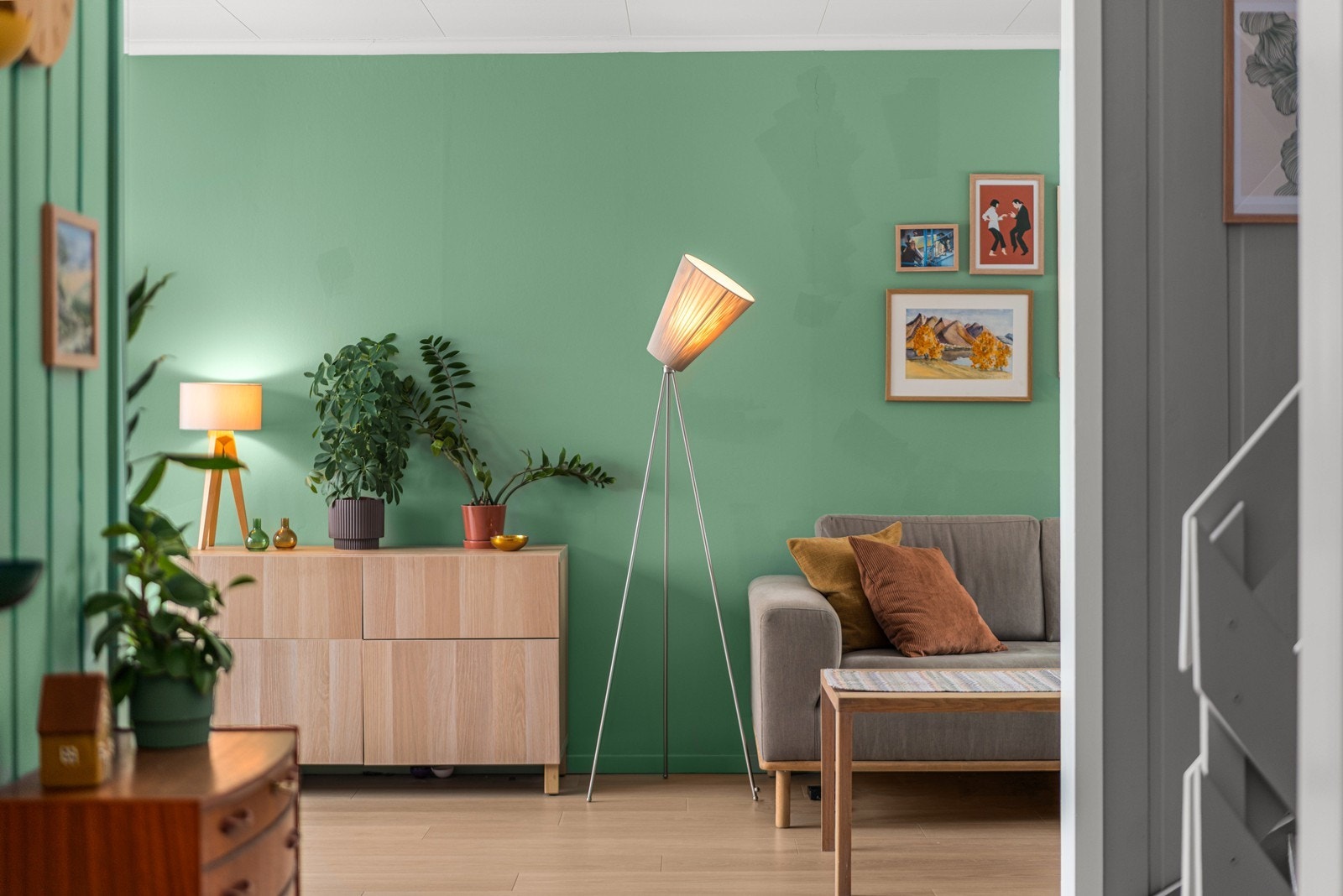 Stuen åpner seg opp som et lyst og innbydende oppholdsrom. Galleribilde