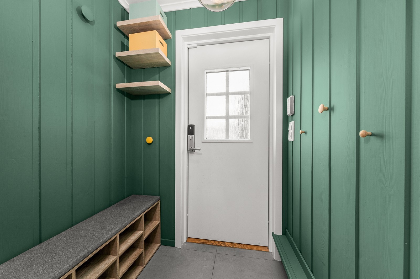 Velkommen inn i en lys entré med plass til oppbevaring av sko og yttertøy. Galleribilde