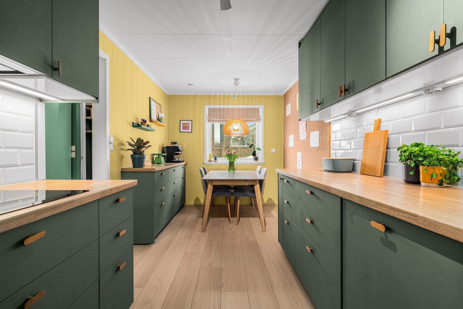 Kjøkkenet er et eget rom med god plass til en hyggelig spiseplass ved vinduet. Galleribilde