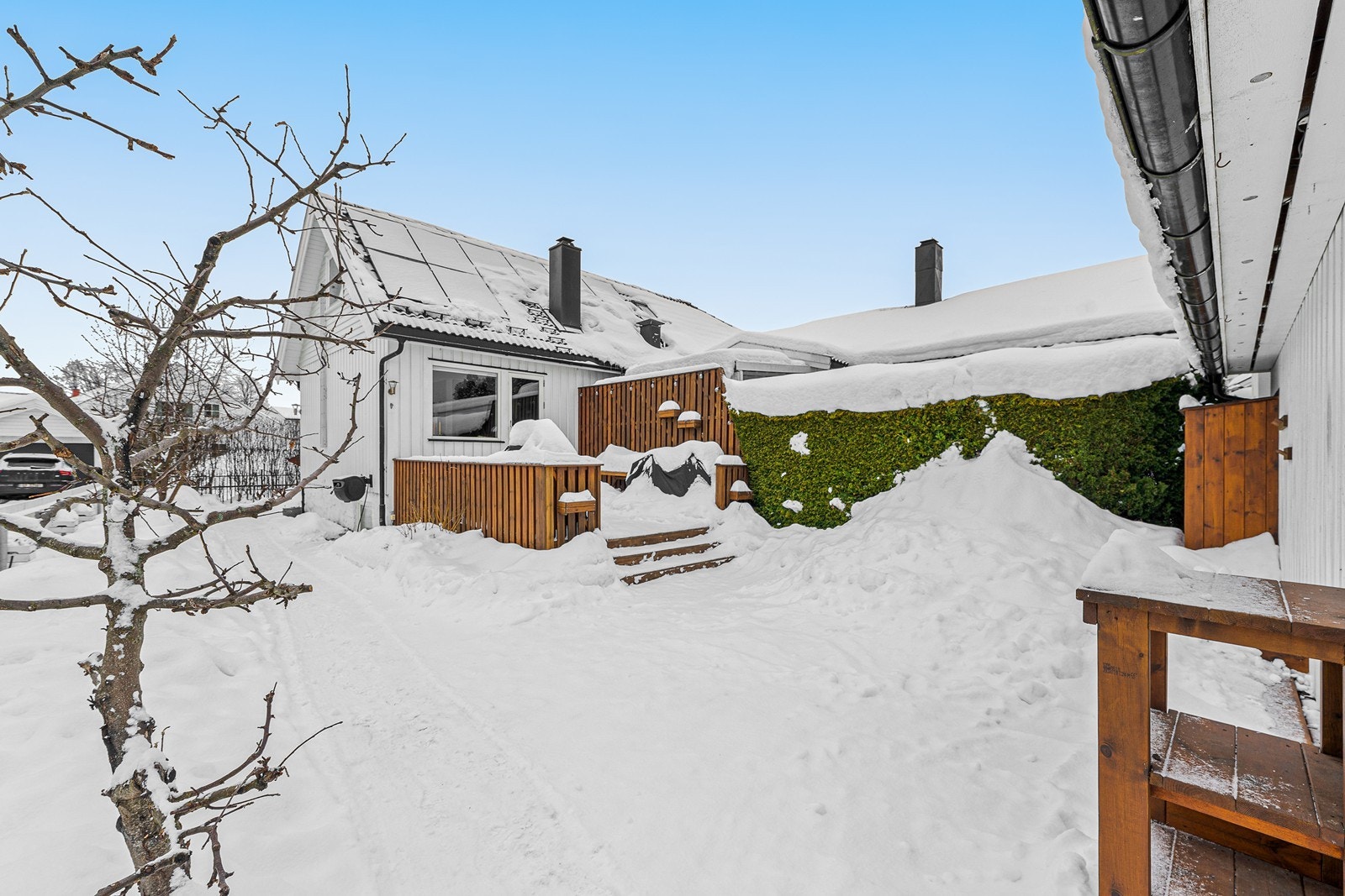 Boligen har en skjermet hage og en sydvestvendt veranda på 18 m² med gode solforhold. Galleribilde