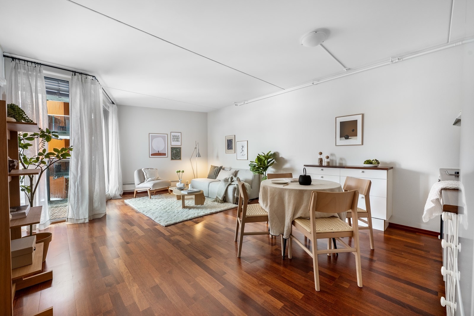 Velkommen til Solheimsgata 2C! En pen 2-roms selveierleilighet med heis, garasje og solrik balkong, beliggende meget sentralt til i Lillestrøm sentrum. Galleribilde