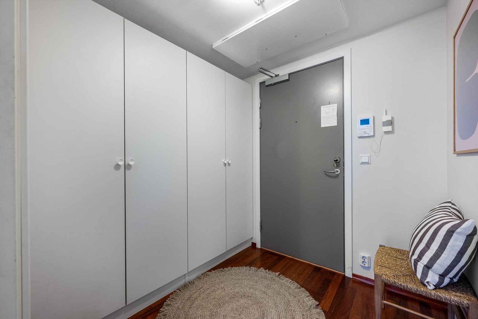 Velkommen inn i en lys og praktisk entré med øvrig garderobeløsning og god plass til å henge fra seg. Galleribilde