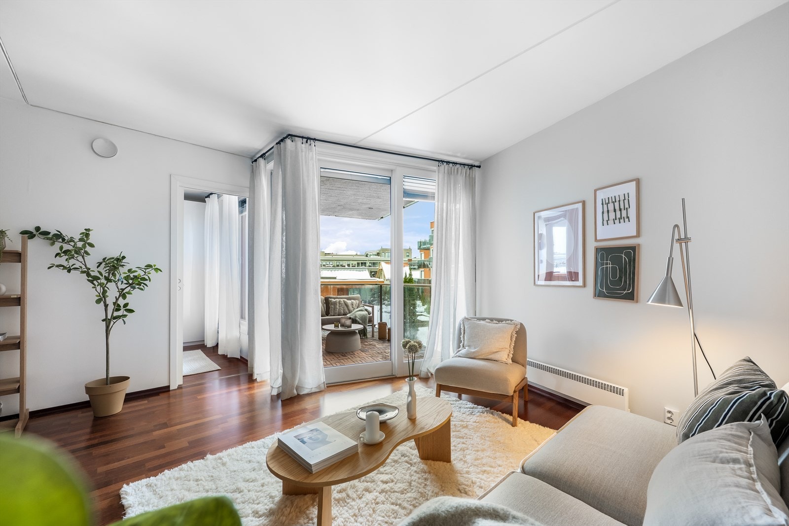 Fra stuen er det utgang til balkongen. Galleribilde