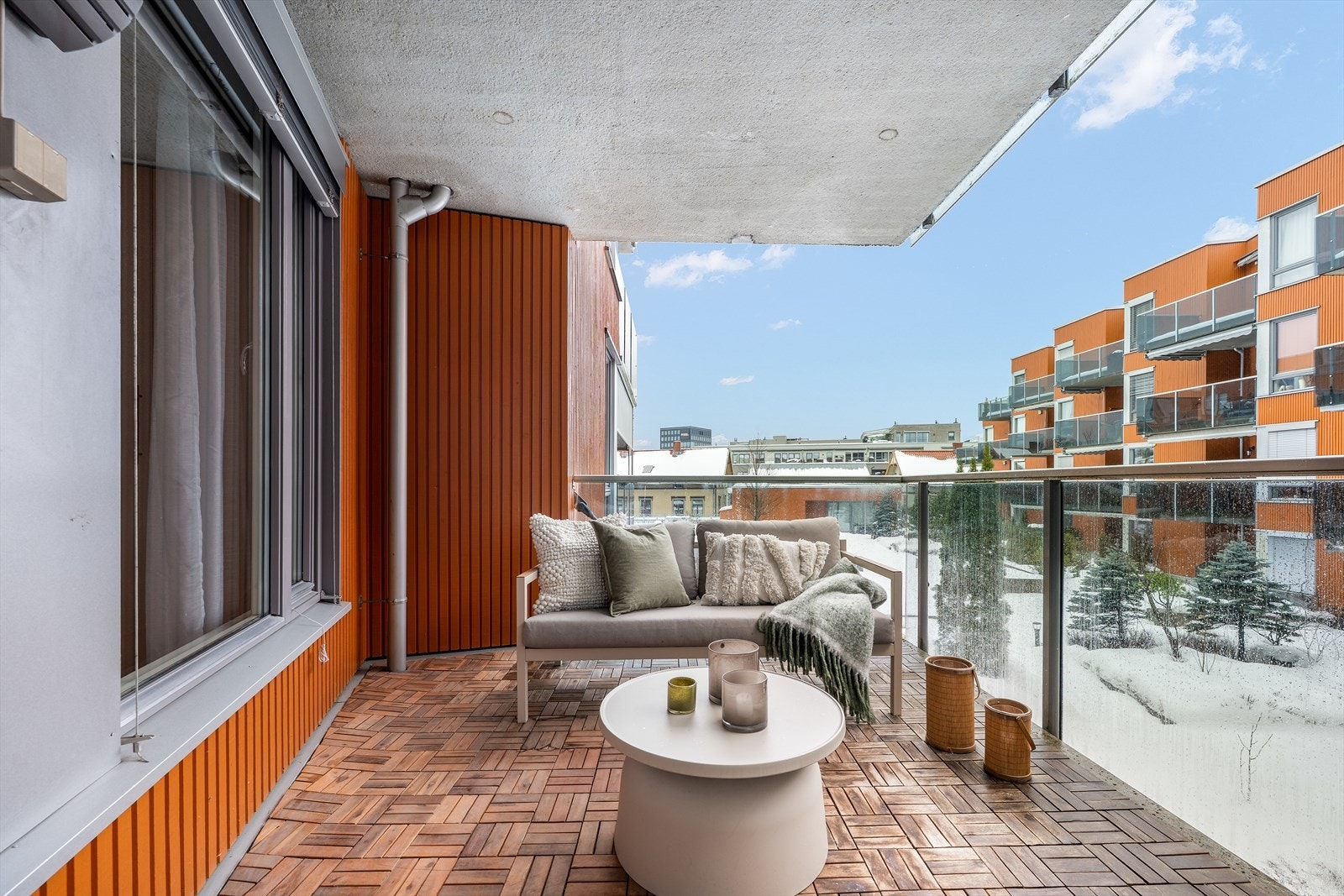 En meget solrik balkong, med sol utover hele ettermiddag og kveld. Galleribilde