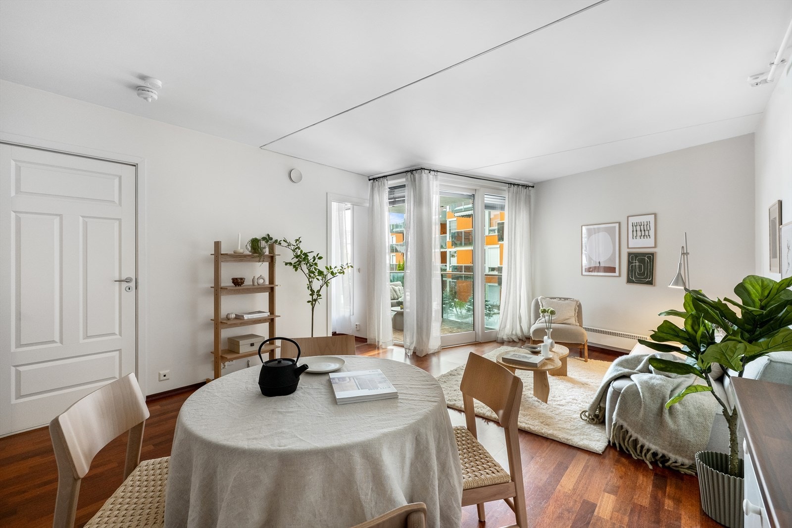 Med en åpen løsning frigjør man rommets potensial og skaper en lys og luftig sone. Galleribilde