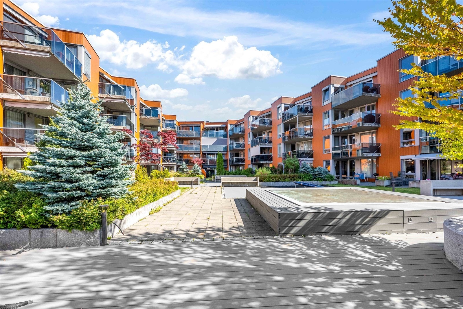 Atriummet er flott opparbeidet med beplantning, sittebenker og vannspeil. Sameiet har også eget samlingslokale som kan leies av sameierne. Galleribilde