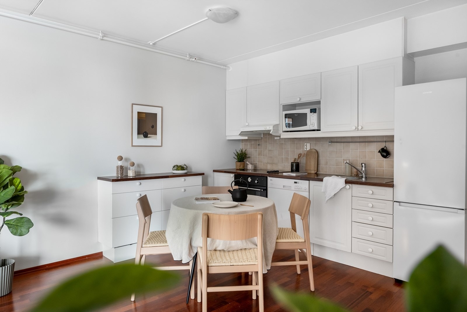 Kjøkkenet har opplegg for frittstående oppvaskmaskin og kjøl/frys, platetopp, mikro og stekeovn. Galleribilde