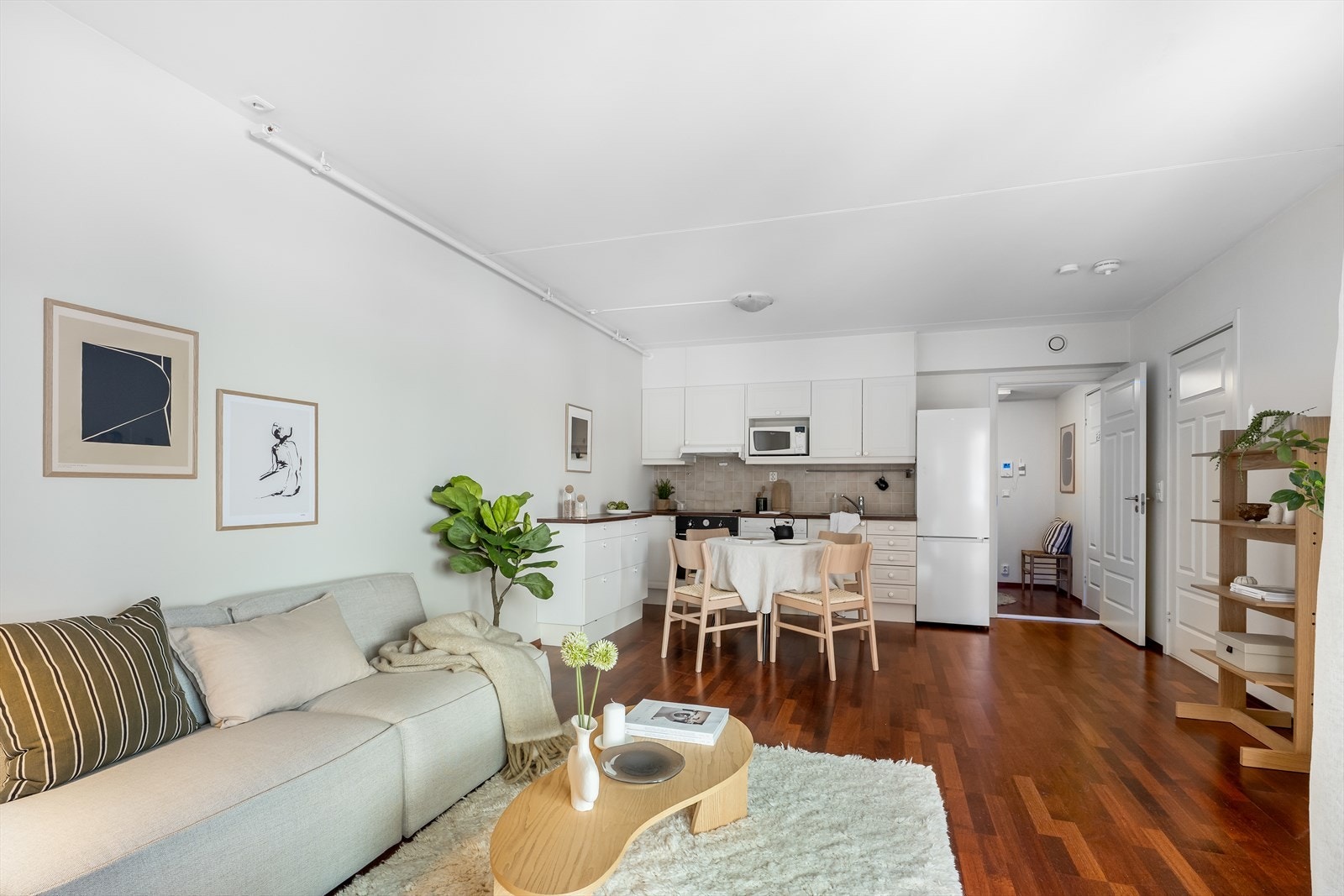 Med plass til både sofa- og spisegruppe kan du be inn til et hyggelig selskap for både venner og familie. Galleribilde