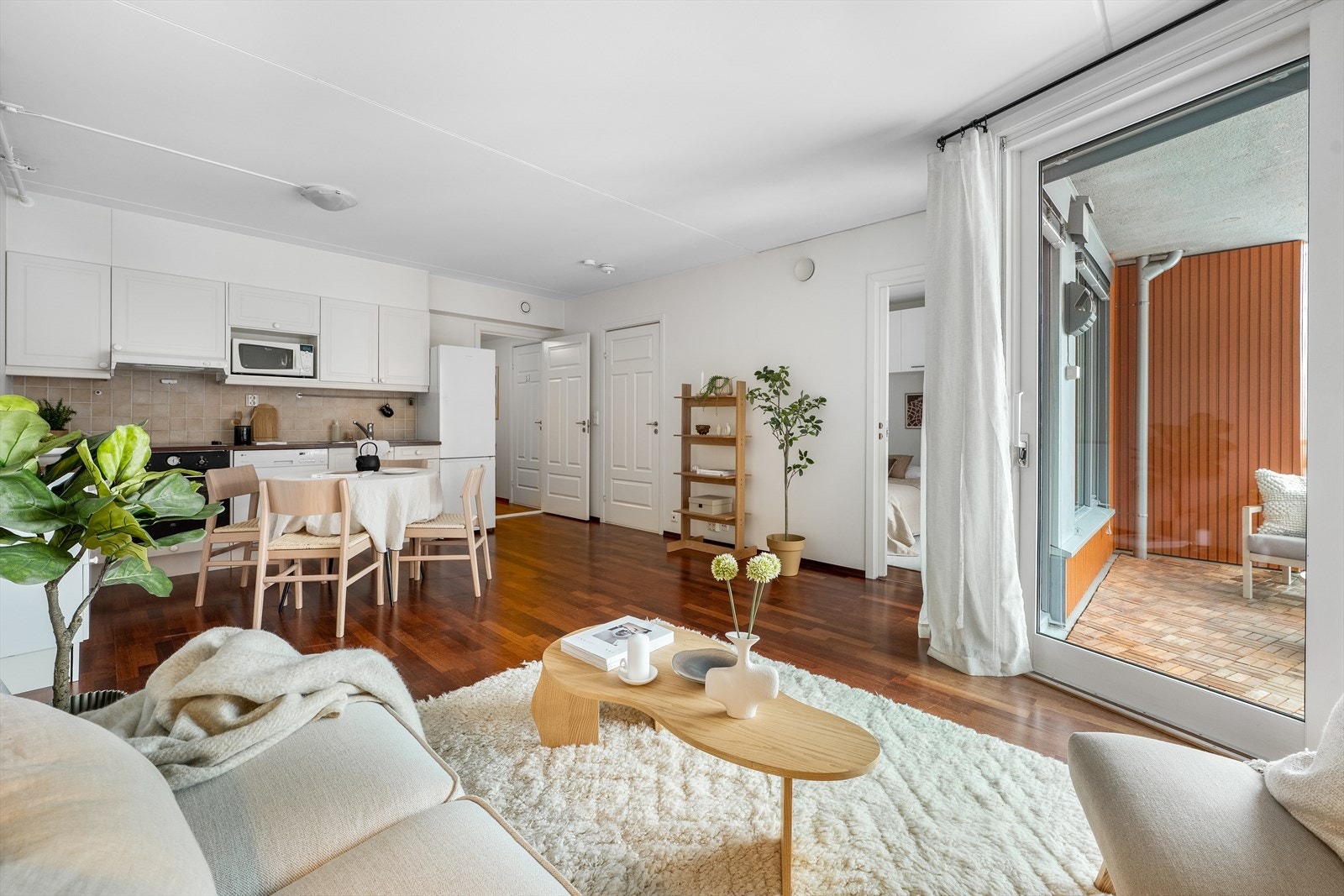 Praktisk planløsning med åpen stue/kjøkkenløsning. Galleribilde