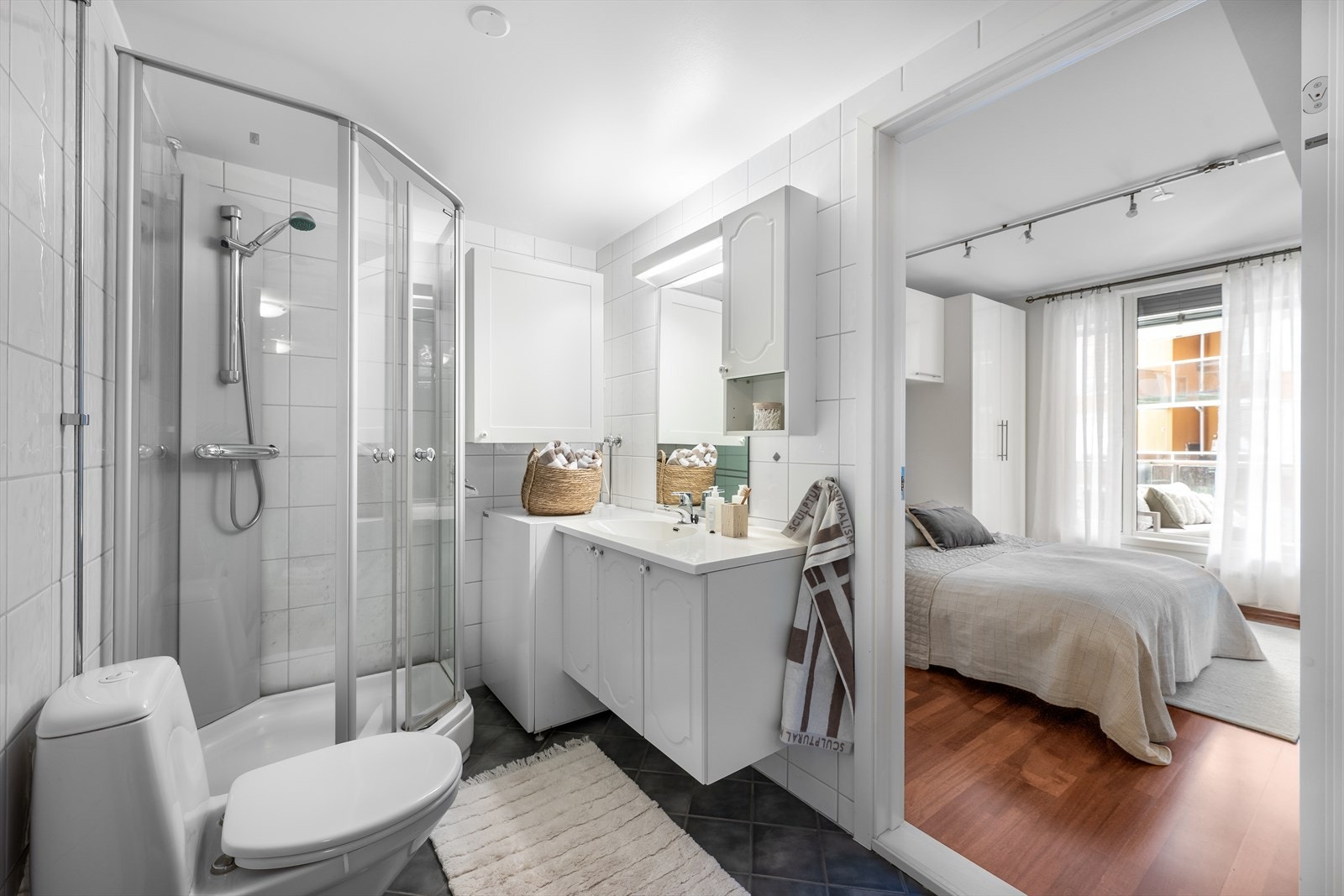 Her har du profilerte fronter og heldekkende servant med lyssatt speil og god skapplass. I tillegg får du dusjkabinett, varme i gulv og opplegg for tørketrommel og vaskemaskin. Galleribilde