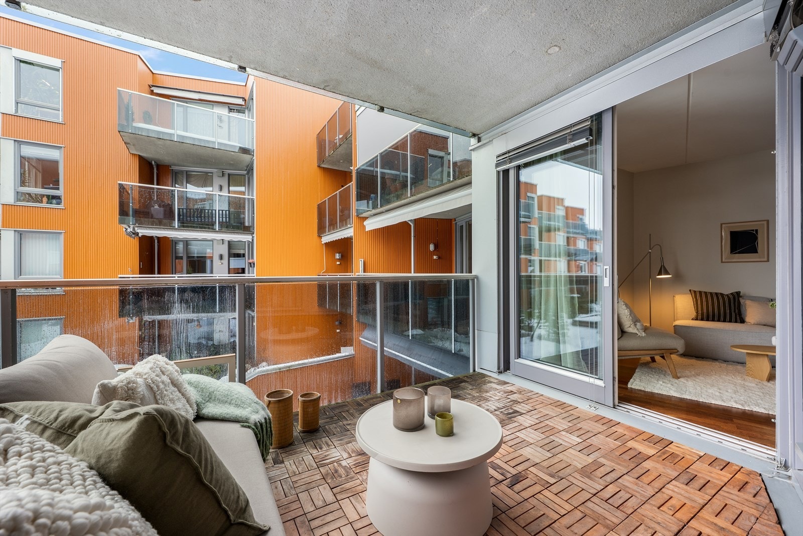 Her får du en romslig balkong på hele 10 kvm med god plass til utemøbler, grill og beplantning. Galleribilde