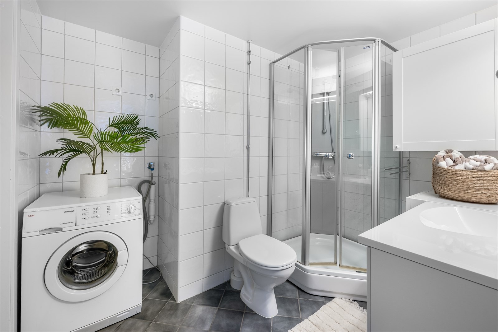 Badet er gjennomgående fra entré og soverom, og er stilfullt innredet med fliser i tidløse farger. Galleribilde