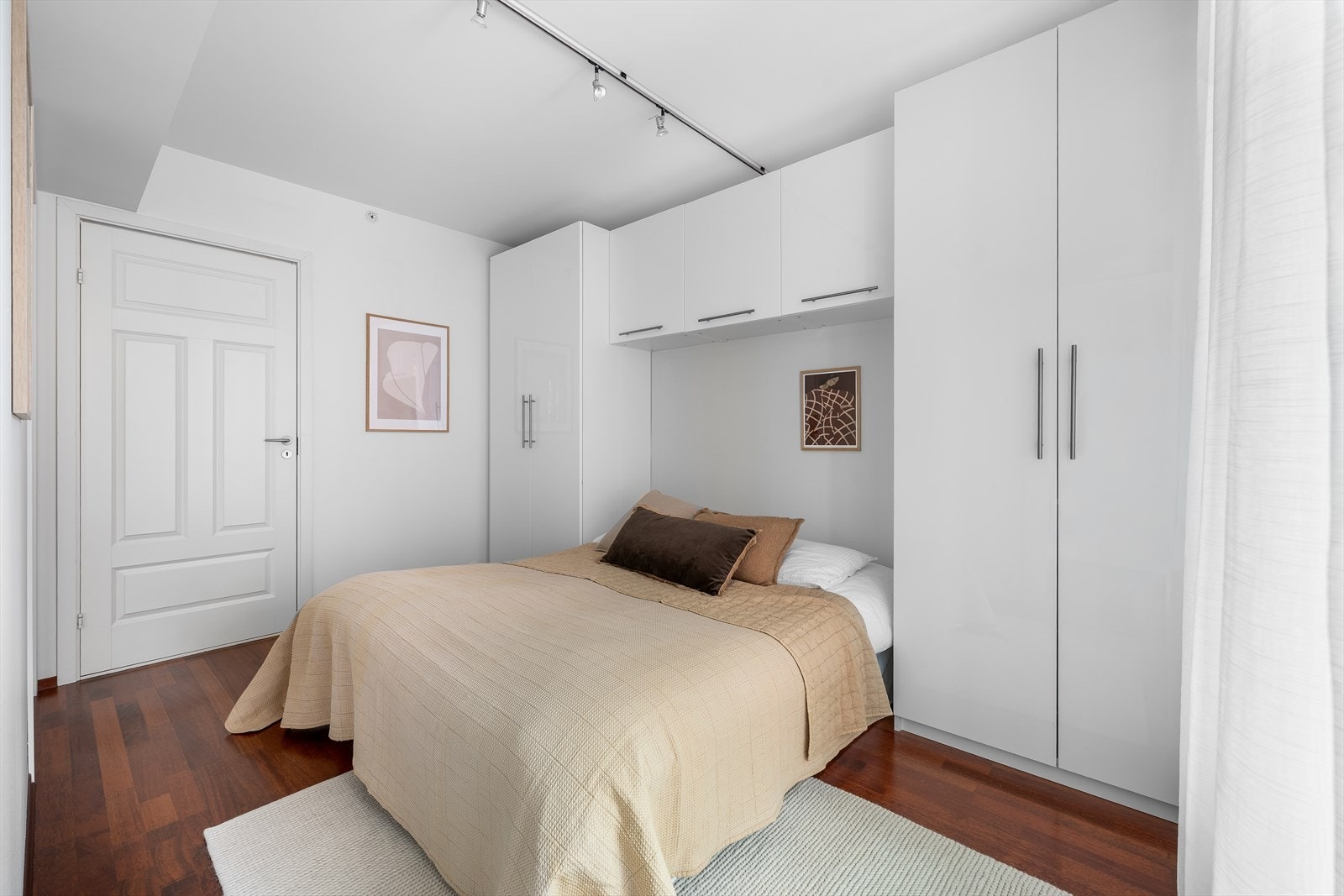 Soverommet har god plass til dobbeltseng og tilhørende garderobeskap. Galleribilde